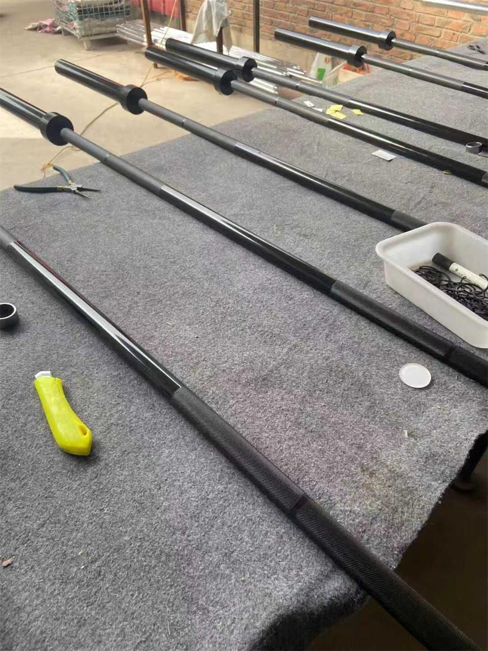 高品質ブラックハードクロームバーベル 6フィート (1.8m - Olympic Barbell 20Kg のレビューと価格